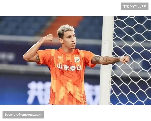 泰山三外援联动体系成熟 克雷桑回撤组织缓解中场压力